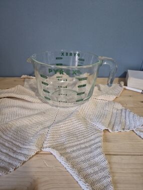 VTG PYREX Measuring Cup Green Lettering 2 QT 8 Cup Made in USA Open Handle READ